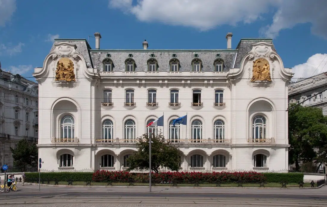 Quelle est la différence entre l’ambassade et le consulat ?