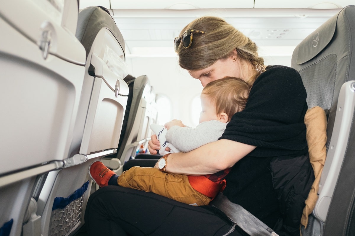 Comment voyager en avion avec un nourrisson ou un jeune enfant ?