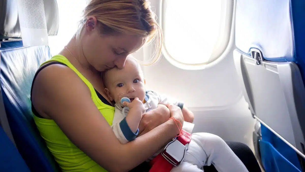 Comment voyager en avion avec un bébé ?