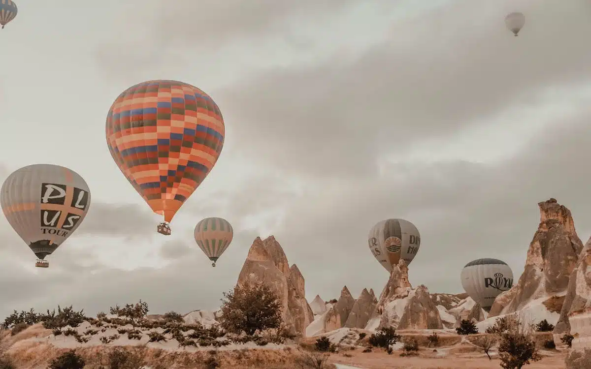 Expérience de voyage unique : dormir dans un igloo et survoler la nature en montgolfière