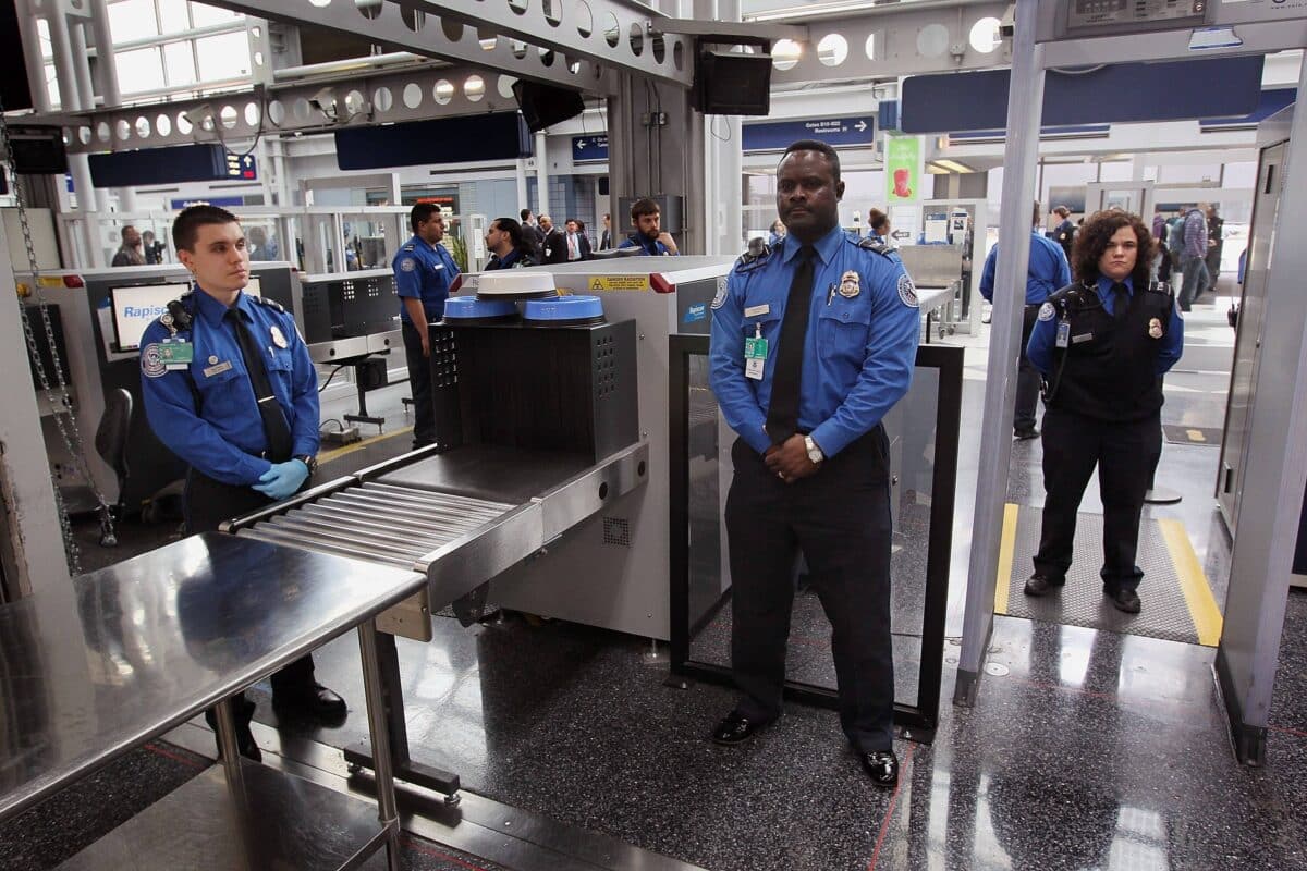 Optimisez votre temps aux contrôles de sécurité à l’aéroport grâce à ces astuces efficaces