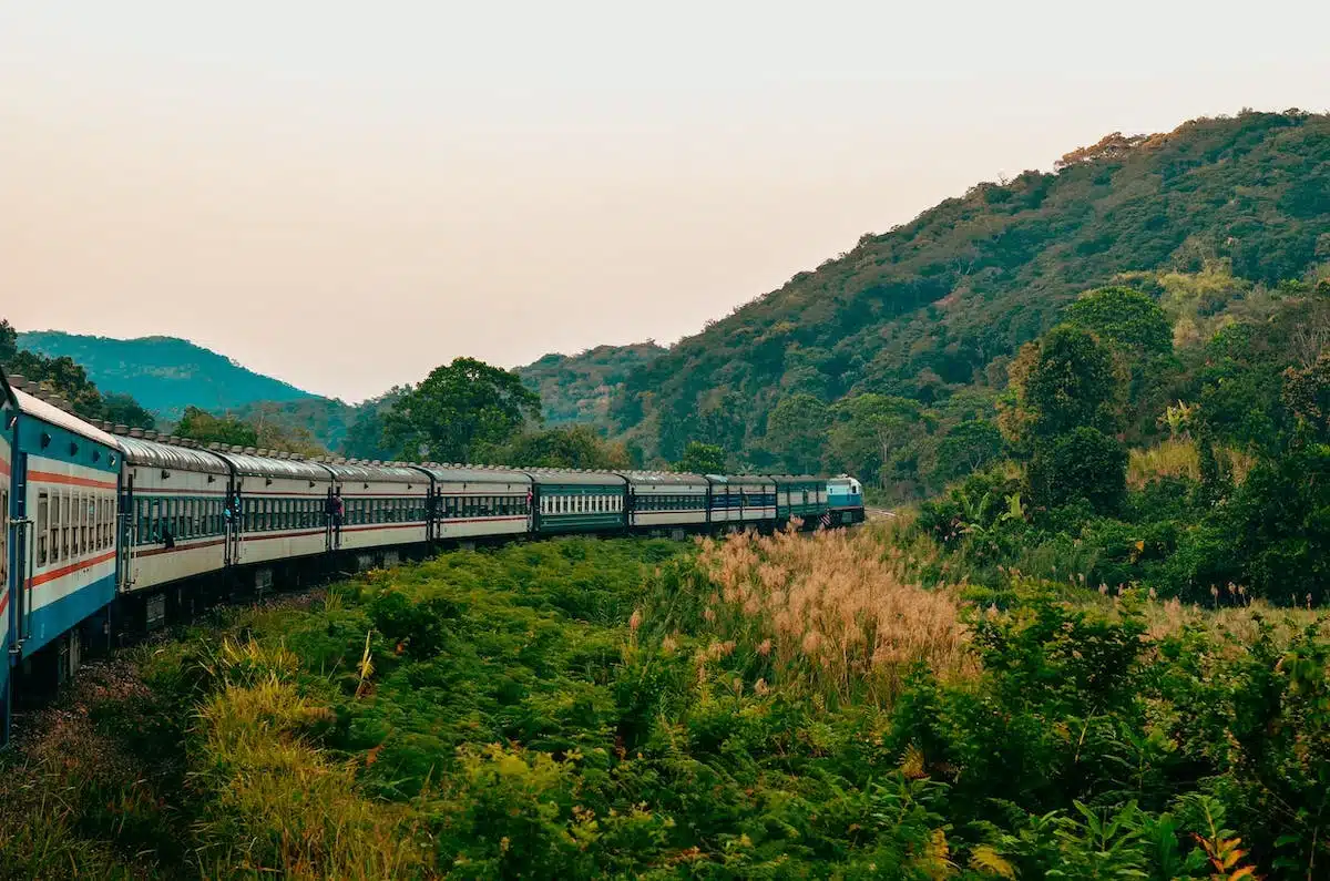 Les avantages et inconvénients de choisir le train pour vos voyages