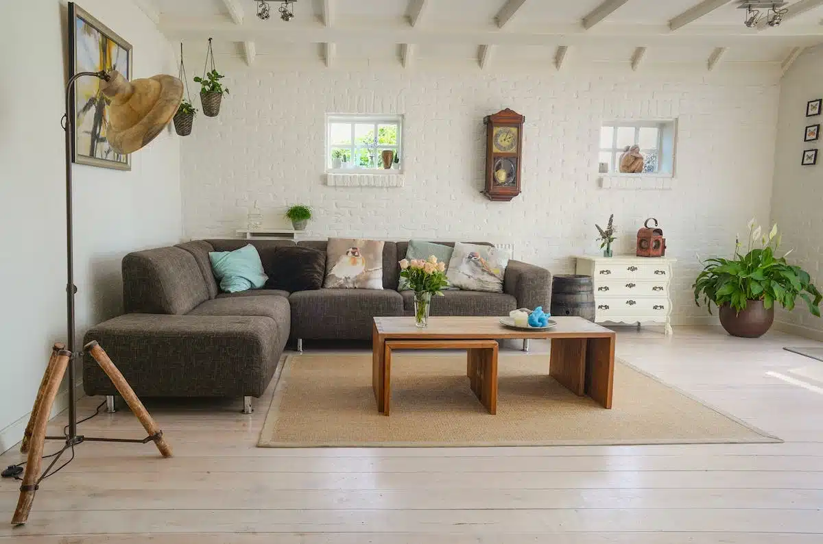 airbnb  couchsurfing