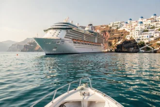 Paquebot de croisière ancré près de l'île de Santorin avec ses maisons blanches et dômes bleus en arrière-plan